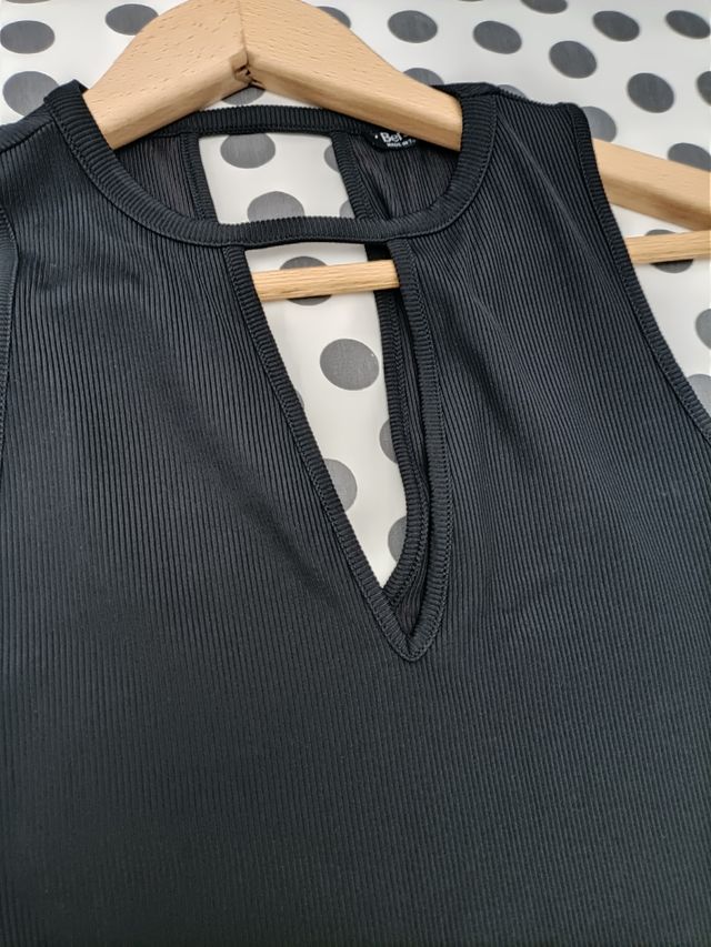 vestido negro entallado