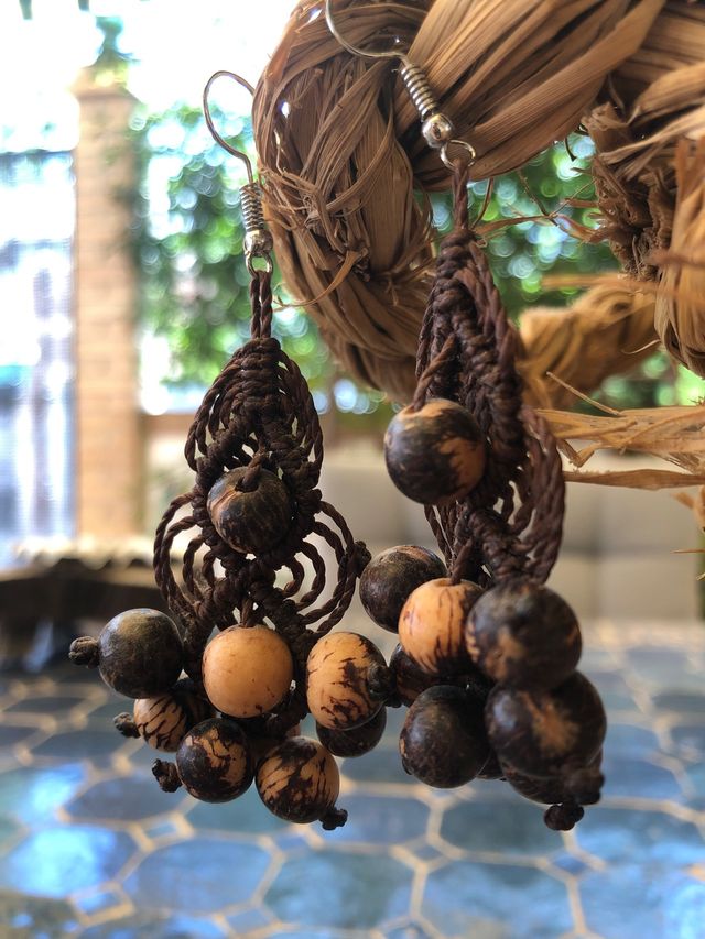 Pendientes macramé de semillas e hilo encerado