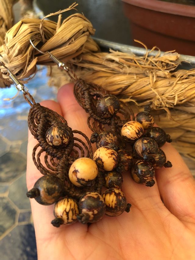 Pendientes macramé de semillas e hilo encerado