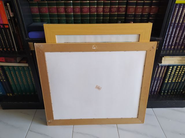 Pareja de marcos de 70,50 x 60,50 cm.
