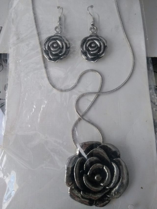 pendientes y collar con colgante de flor de rosa