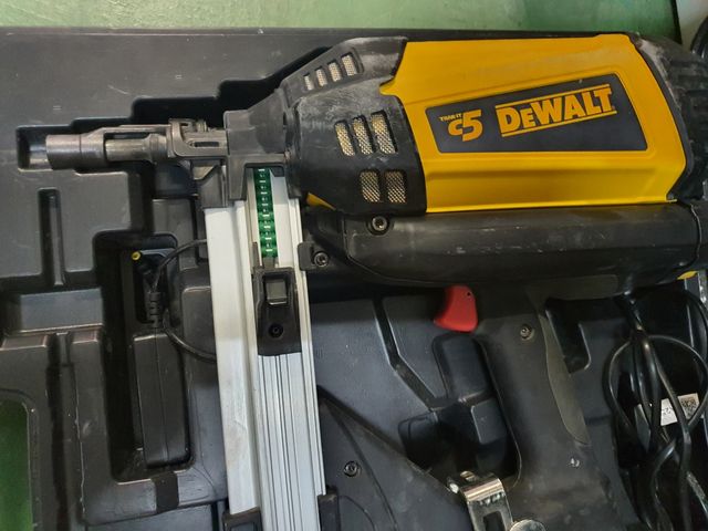 Clavadora gas Dewalt C5 Track it + 6 cajas Clavos