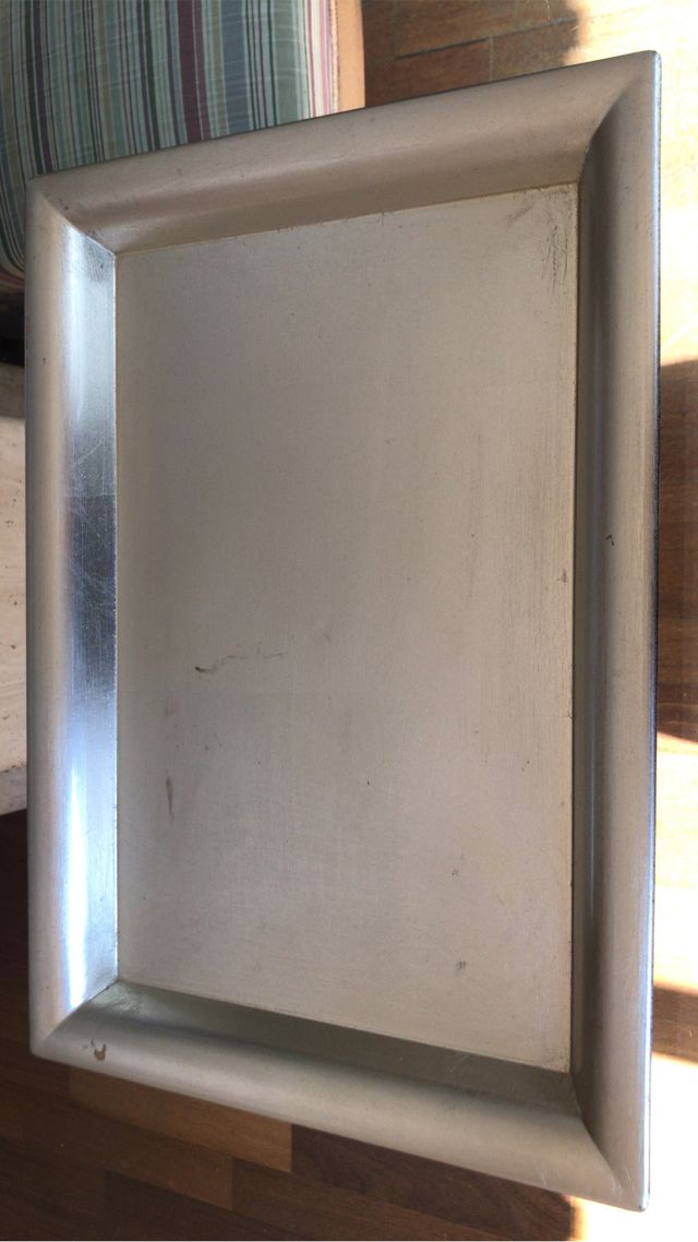 Bandeja de madera plateada