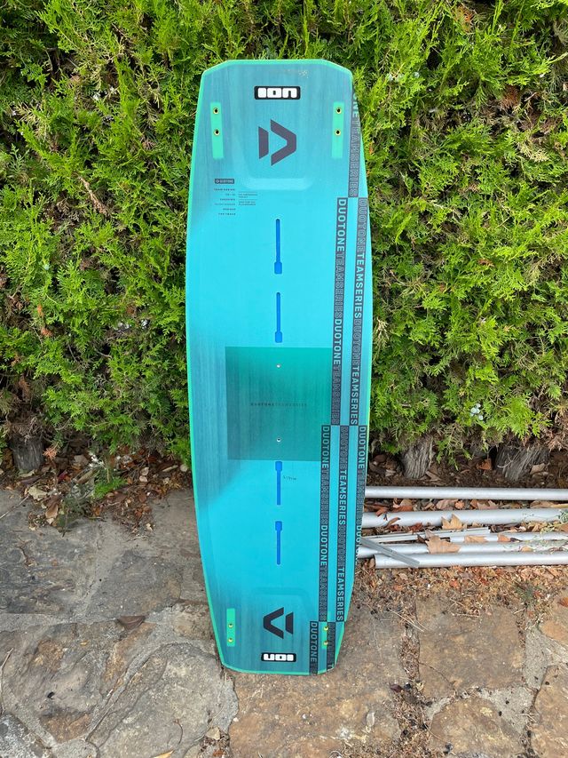 Tabla de kitesurf Duotone Team Series 139 cm 2022 de segunda mano por