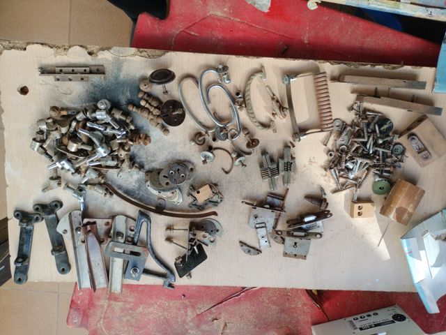 Accesorios antiguos de la máquina de coser Alfa