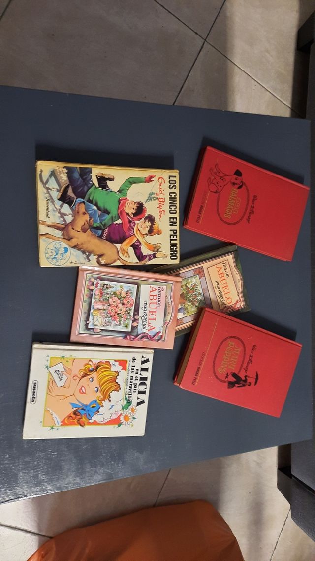 6 libros juveniles con ilustraciones