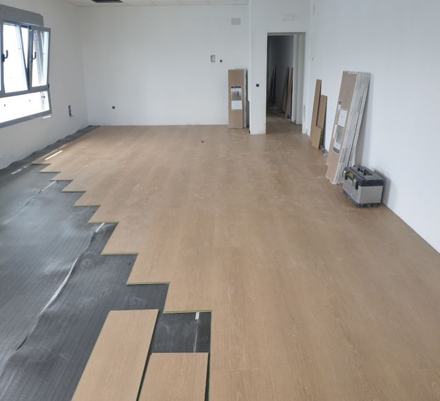 TARIMA FLOTANTE,RODAPIE Y PUERTAS