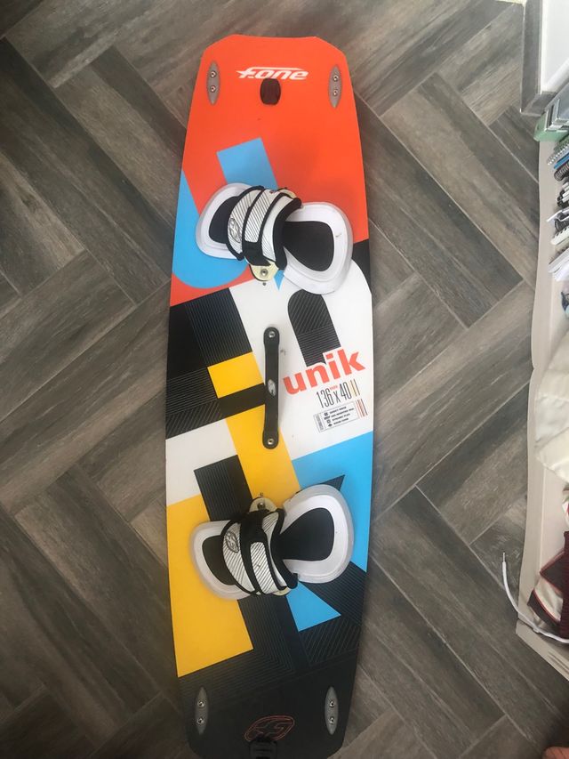 Tabla de kitesurf twintip FOne Unik 136x40 de segunda mano por 220 EUR