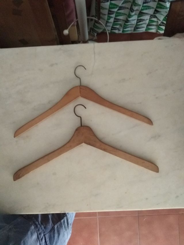 Perchas de madera antiguas