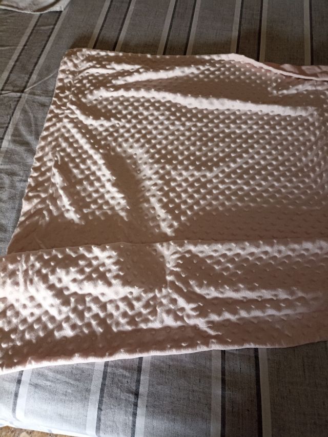 Manta bebé topitos color rosa