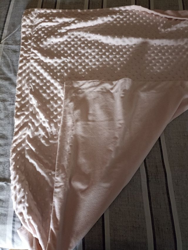 Manta bebé topitos color rosa