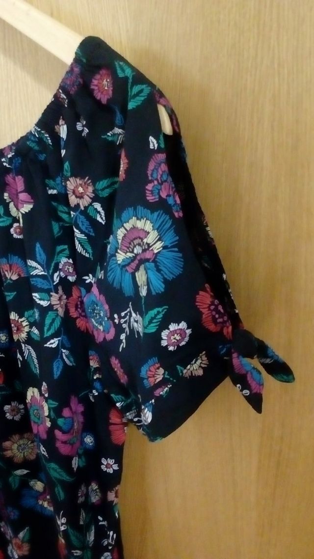 Blusa nueva CyA flores negra
