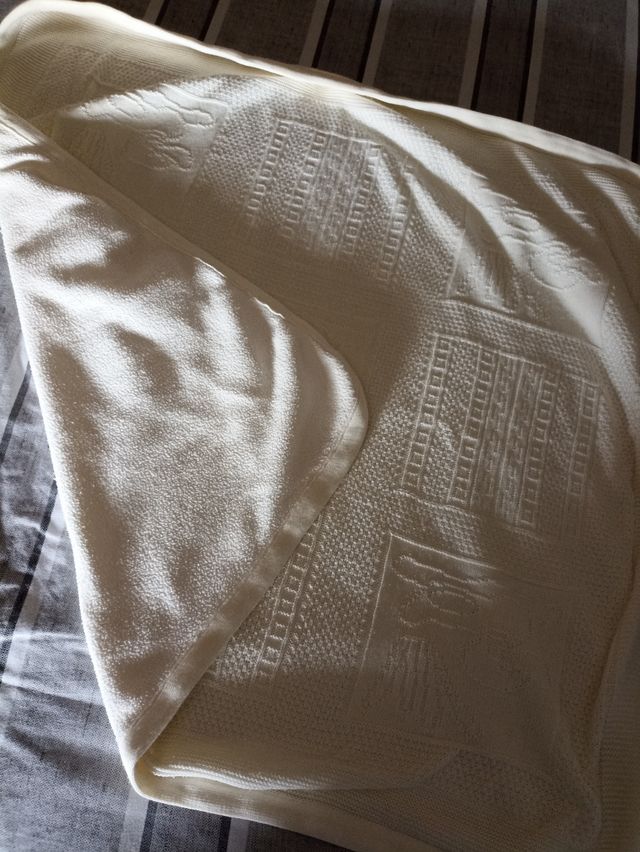 Arruyo/manta bebé unisex color vainilla