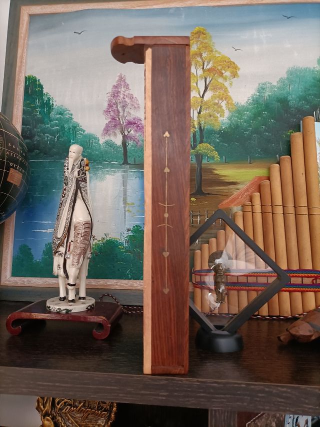 coche de madera y caja para incienso