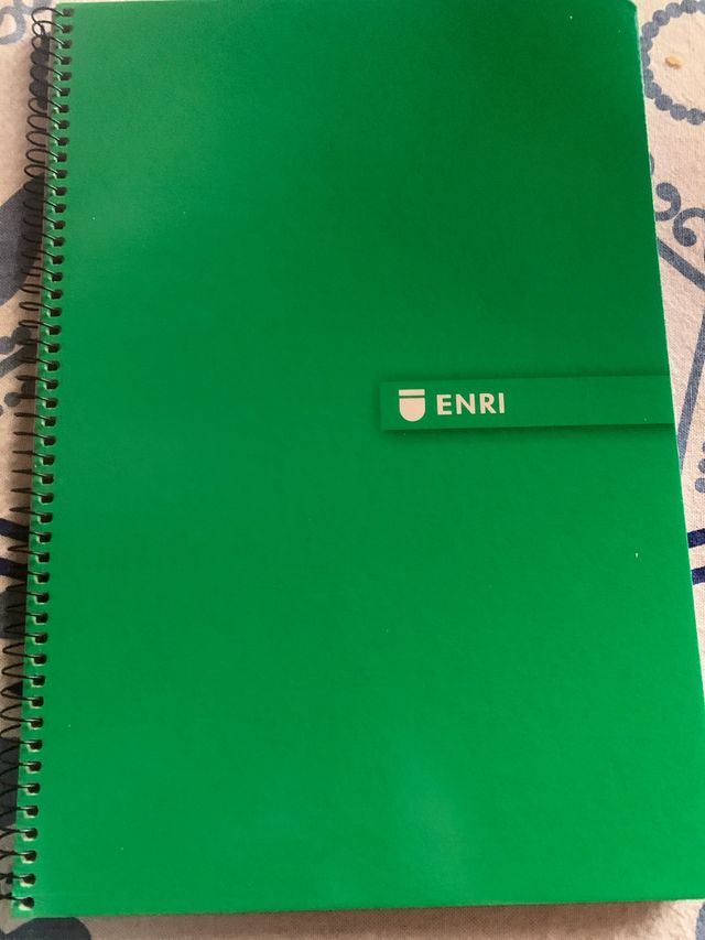 Conjunto de libreta, cuento, colores madera,