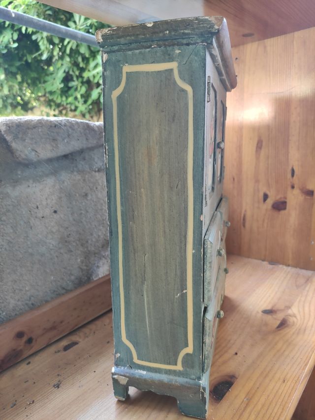 Armario de madera pintado a mano.Negociable