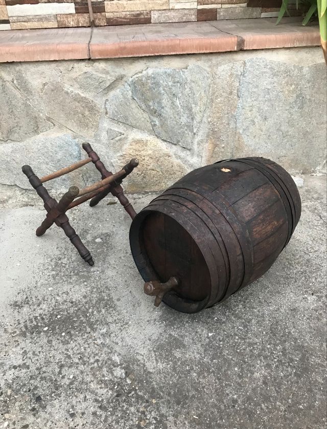 Barril de madera con pie