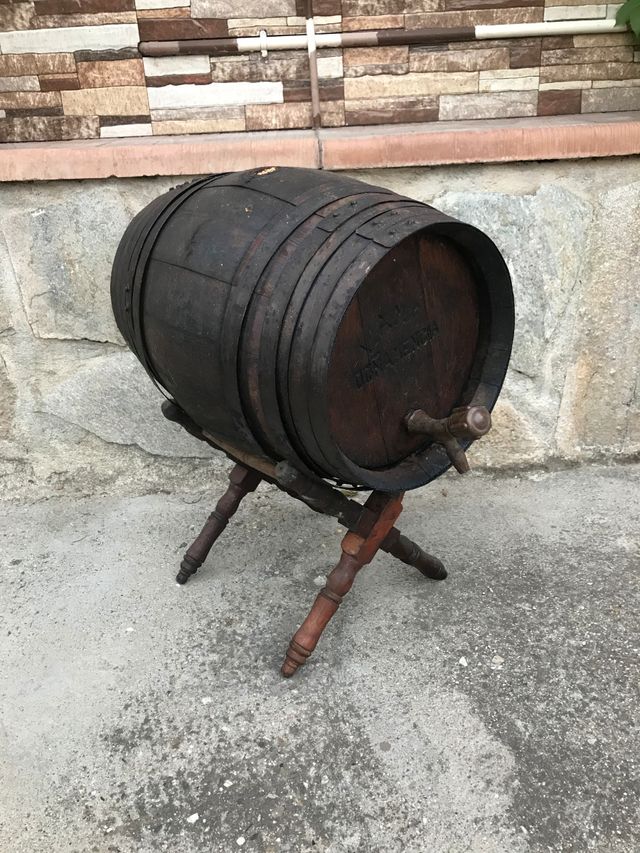 Barril de madera con pie