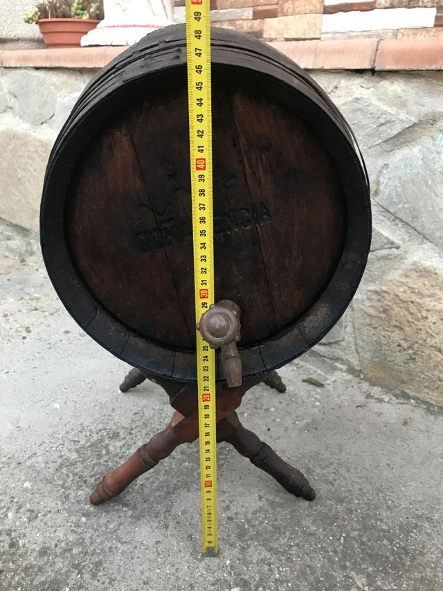 Barril de madera con pie