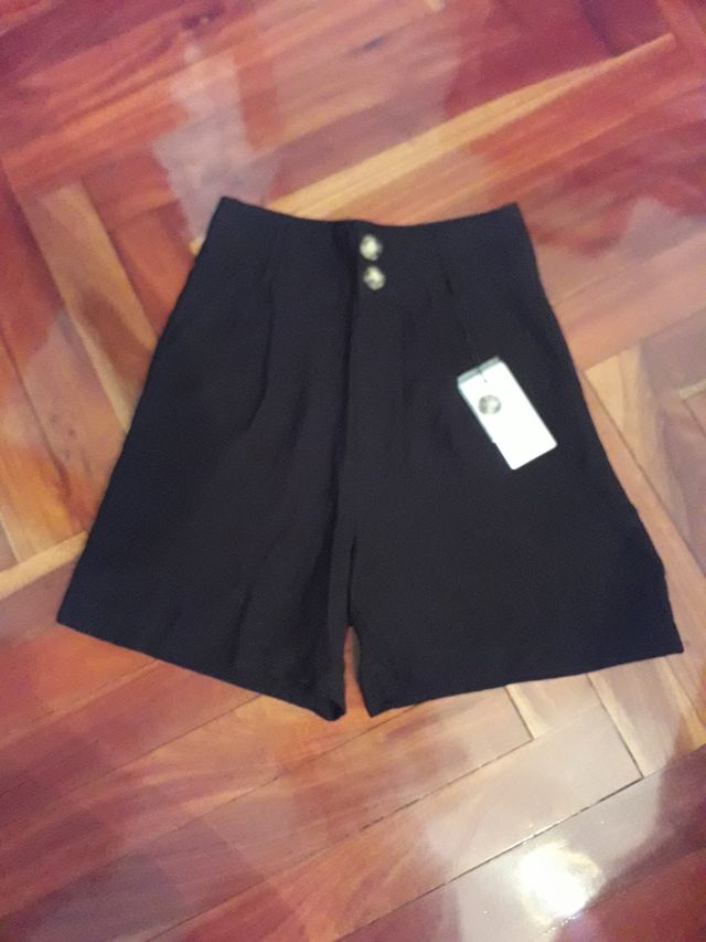 Bermuda.Marca Stradivarius.