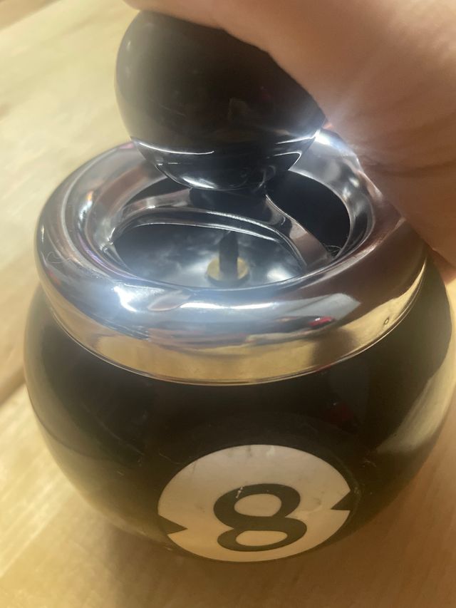 Cenicero bola del 8