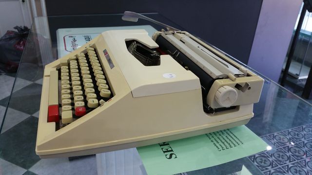 SEGUNDA MANO MAQUINA DE ESCRIBIR GUILLAMET 200NT