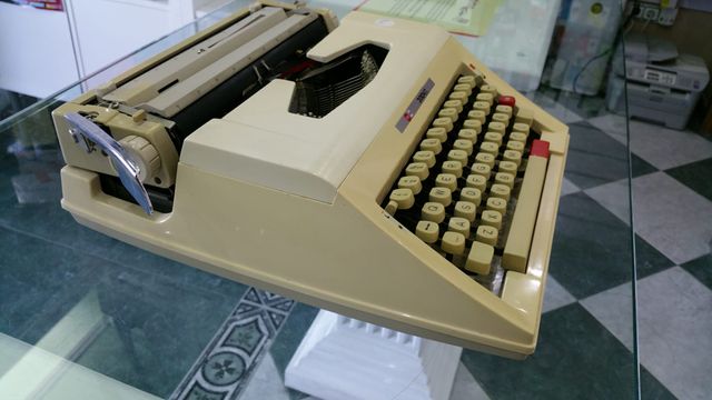SEGUNDA MANO MAQUINA DE ESCRIBIR GUILLAMET 200NT