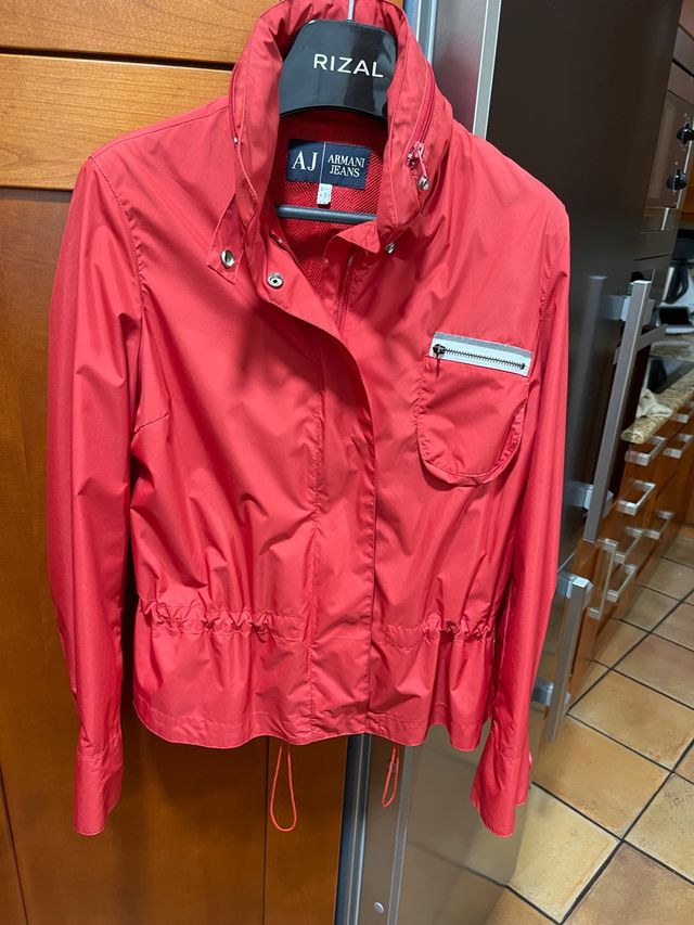 Chubasquero rojo de Armani Jeans