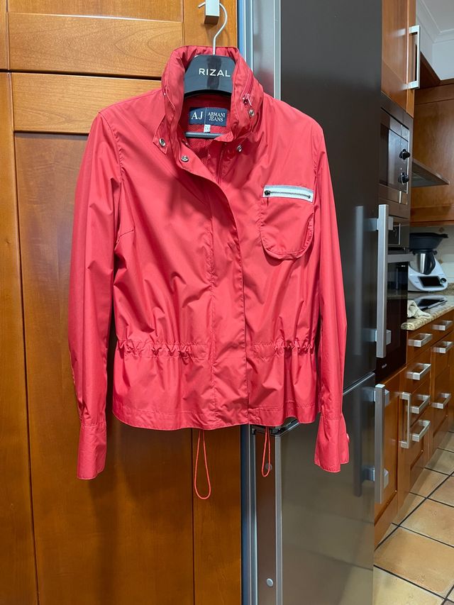 Chubasquero rojo de Armani Jeans