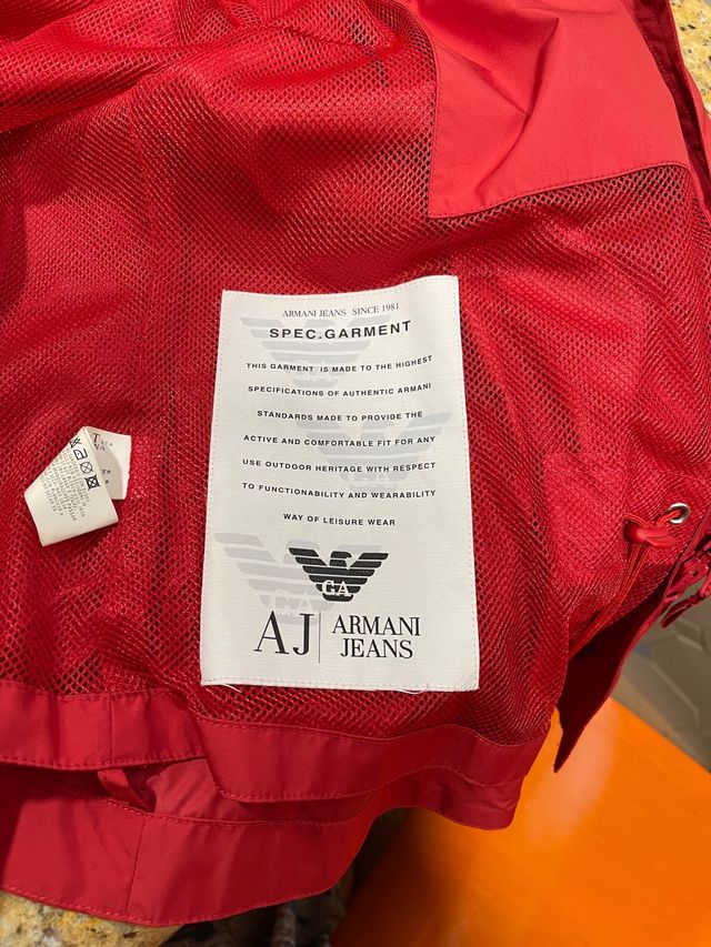Chubasquero rojo de Armani Jeans