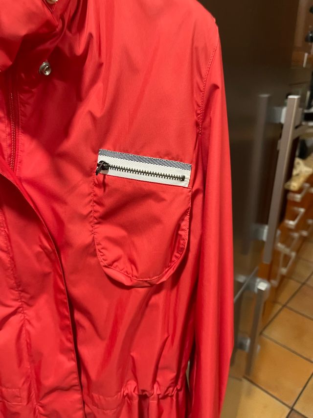 Chubasquero rojo de Armani Jeans