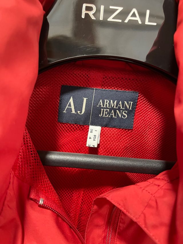 Chubasquero rojo de Armani Jeans