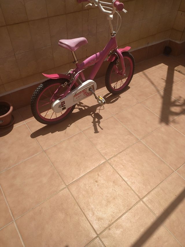 bicicleta de niña, está bien solo falta hinchar la