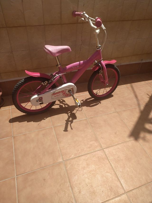 bicicleta de niña, está bien solo falta hinchar la