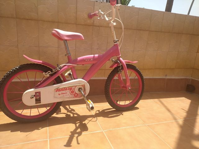 bicicleta de niña, está bien solo falta hinchar la