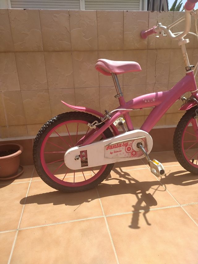bicicleta de niña, está bien solo falta hinchar la