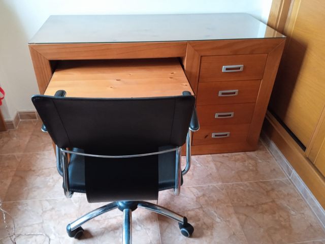 mesa de roble y silla despacho