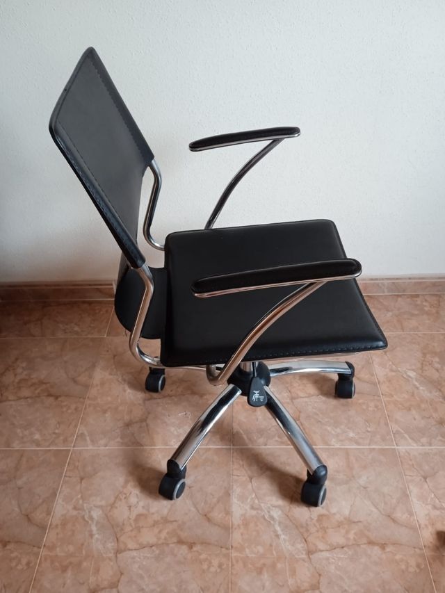 mesa de roble y silla despacho