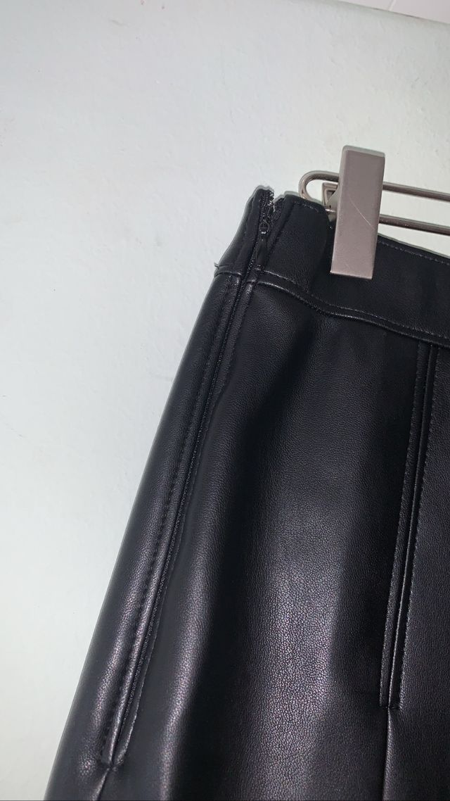 Minifalda plisada de cuero y tiro alto de holliste