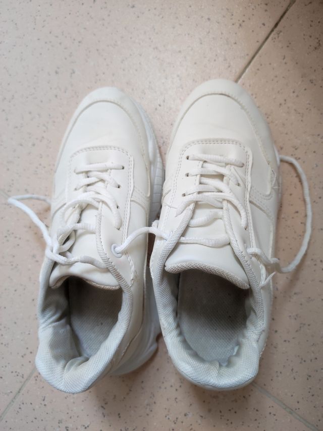 Se venden zapatillas