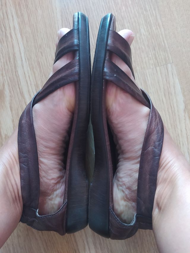 Sandalias tiras cruzadas marrón romana Paula Urbán