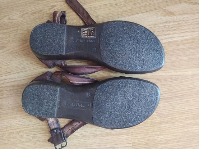 Sandalias tiras cruzadas marrón romana Paula Urbán