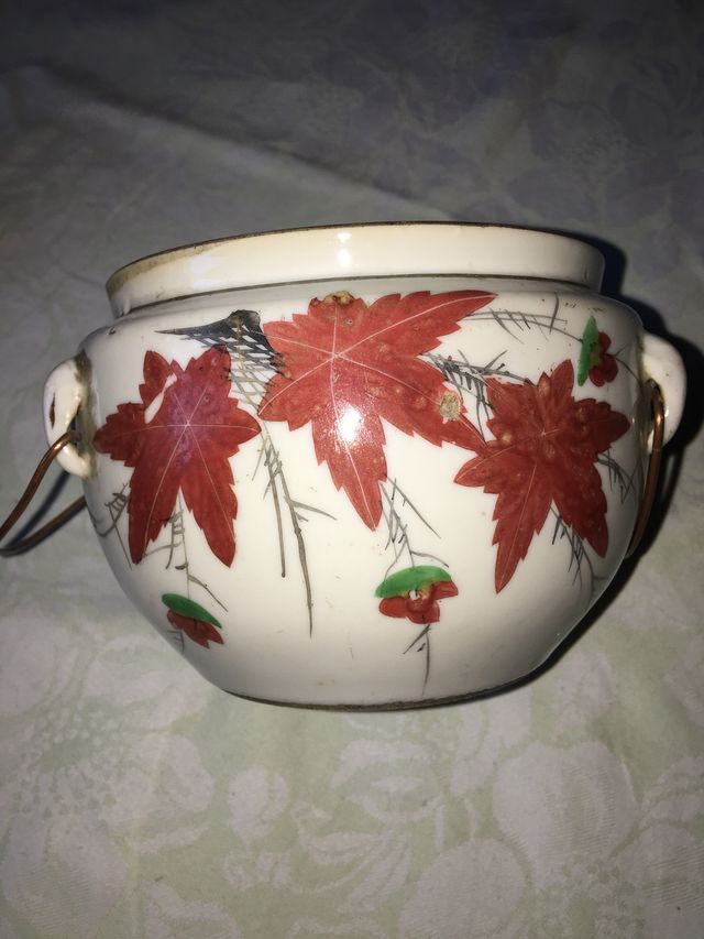 Vaso con coperchio in ceramica con foglia d'acero