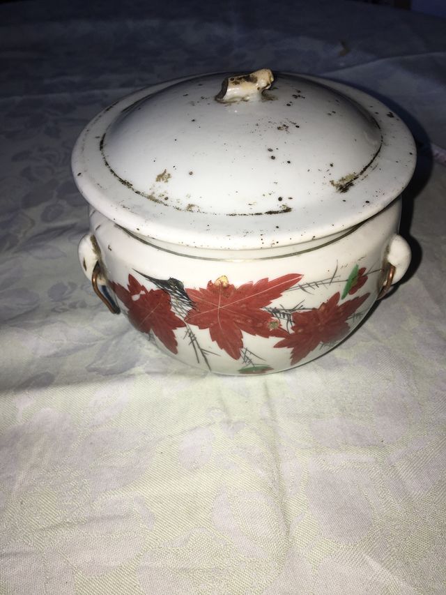 Vaso con coperchio in ceramica con foglia d'acero