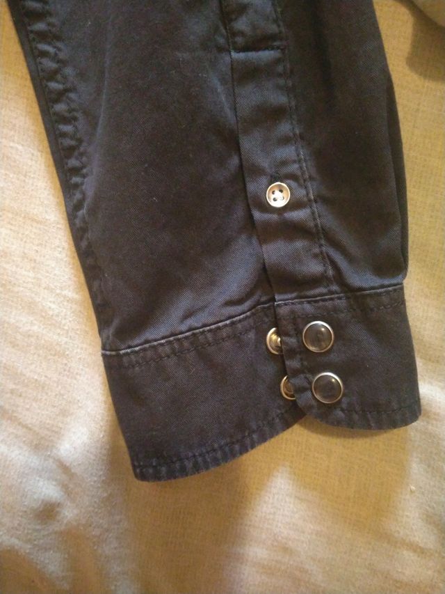 camisa estilo vaquera negra