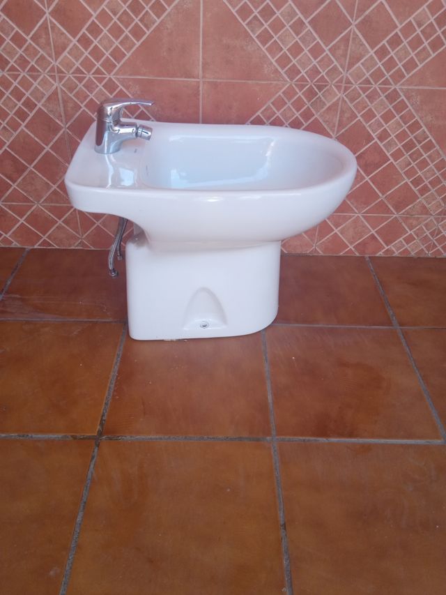 bidé con grifo y latiguillos, en perfecto estado