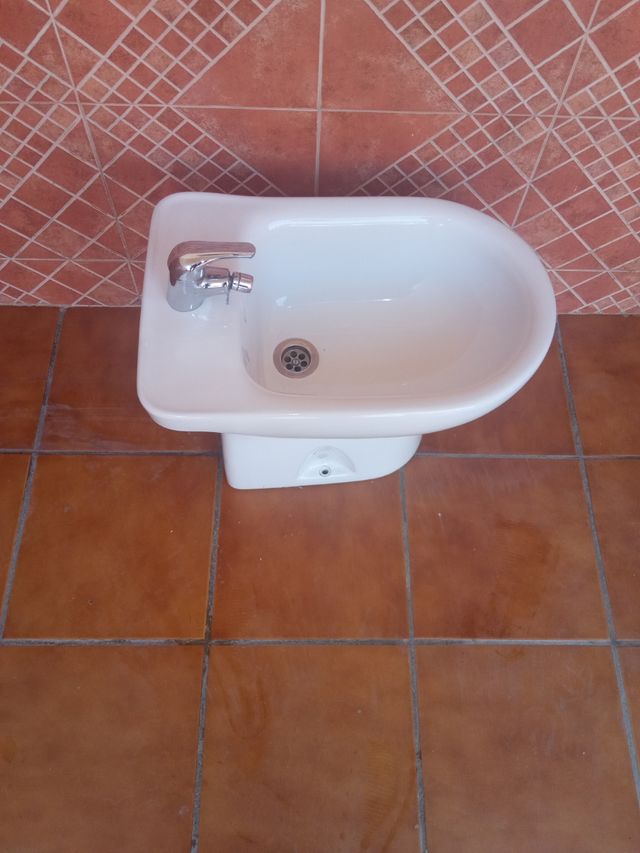 bidé con grifo y latiguillos, en perfecto estado