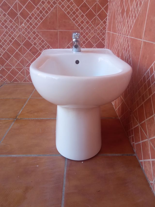 bidé con grifo y latiguillos, en perfecto estado