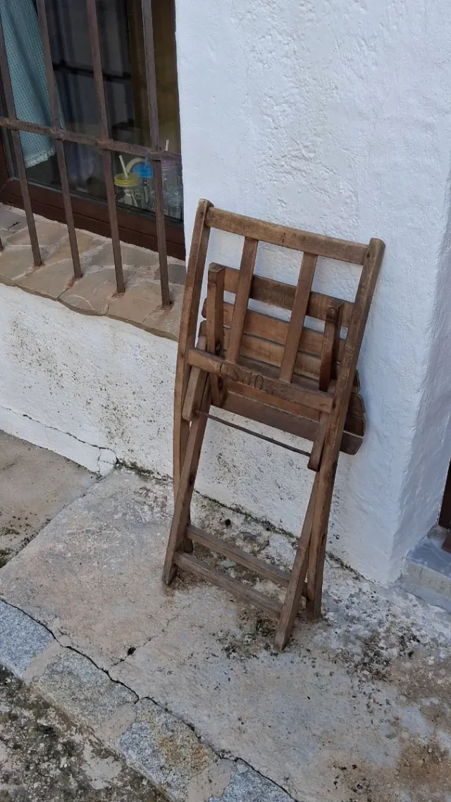 Sillas plegables de madera de antigua de capilla