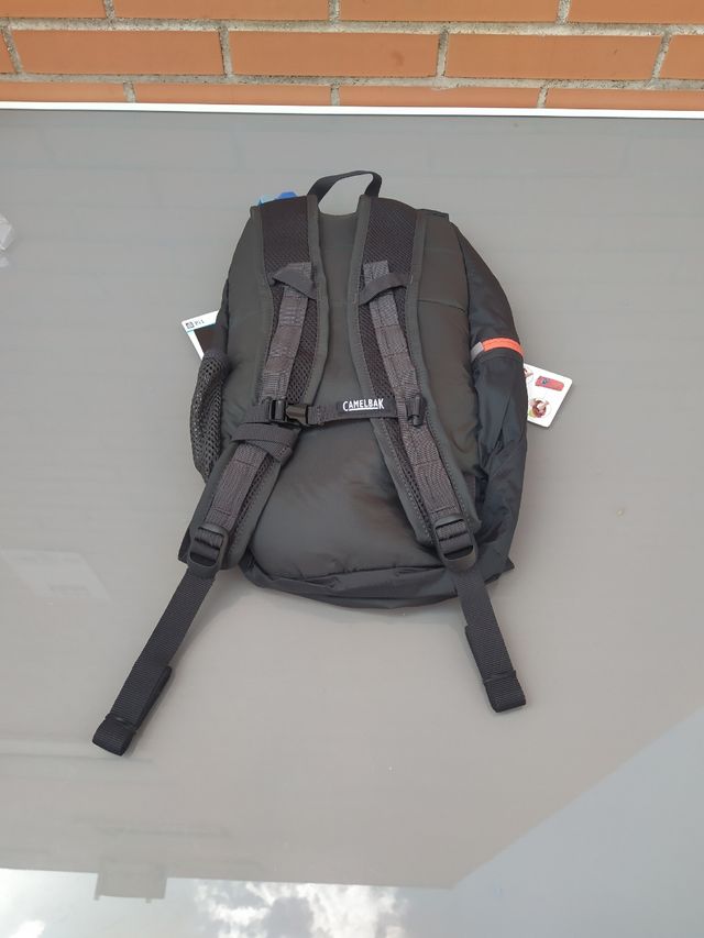 Mochila CAMELBAK Arete18 Charcoal Hidratación 1,5L